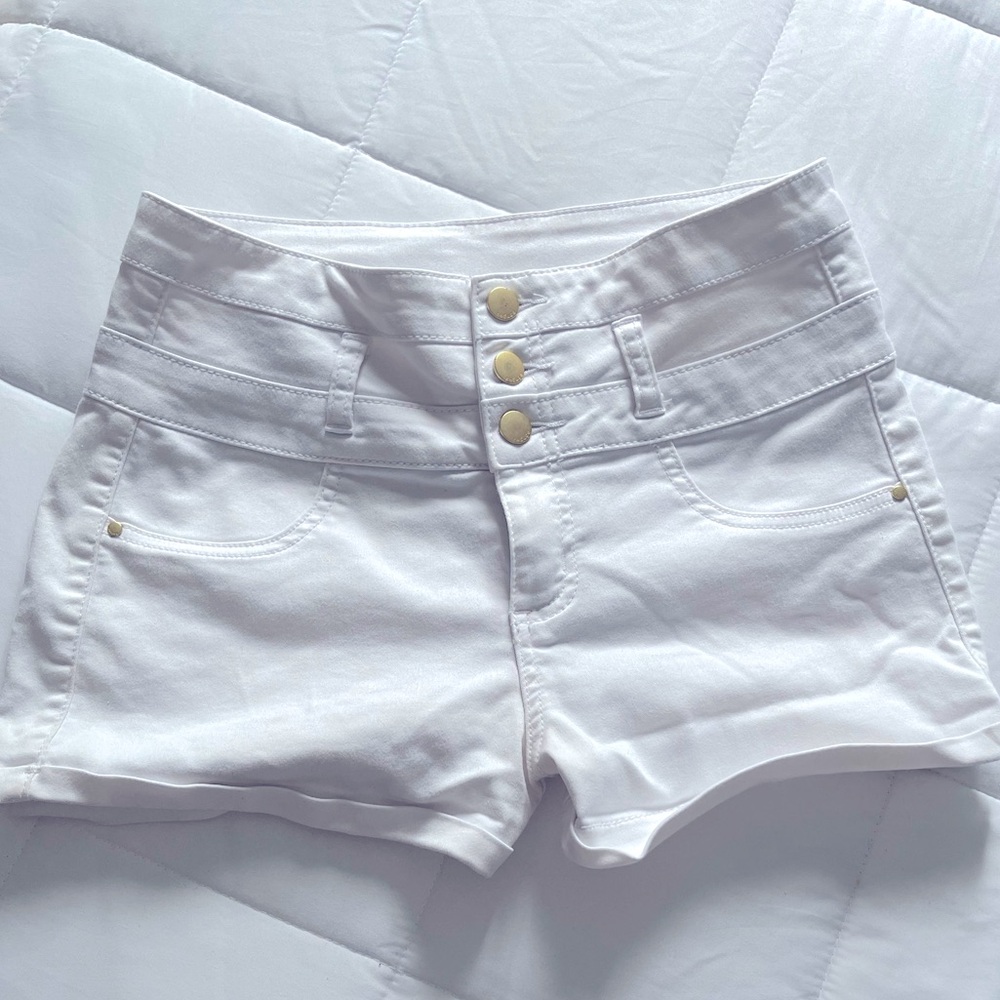 Refuge, size 8, high-waisted white shorts! ⭐️